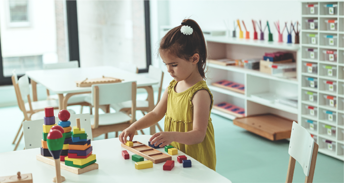 Fëmijë duke eksploruar materiale edukative në klasë